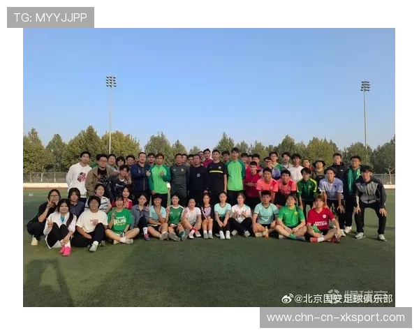 球员参与公益足球教室传授技战术与人生观