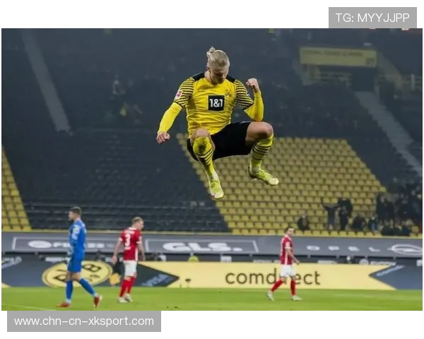 哈兰德头球争顶占优